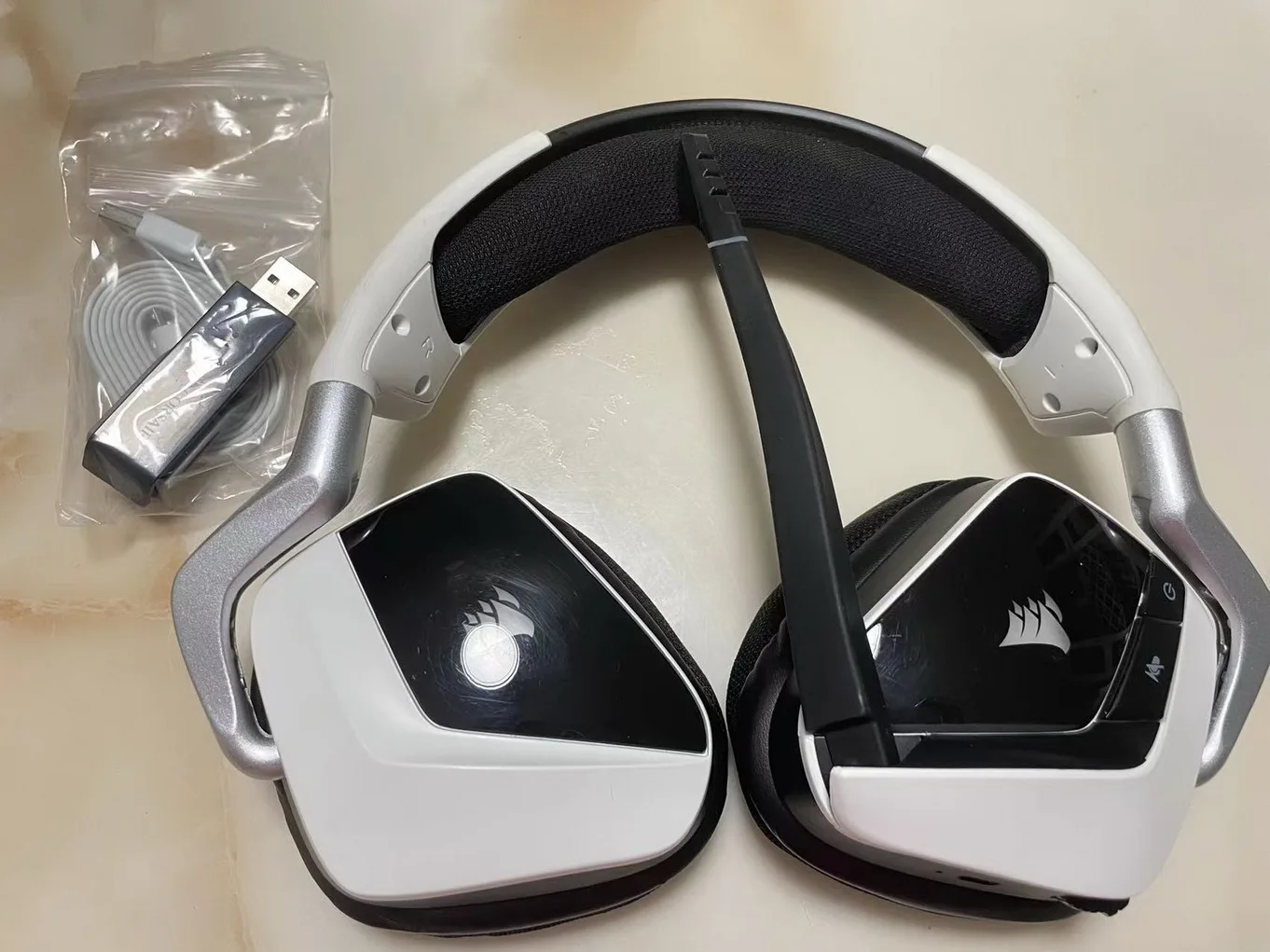 

Подлинная белая игровая беспроводная гарнитура Corsair Void RGB Elite