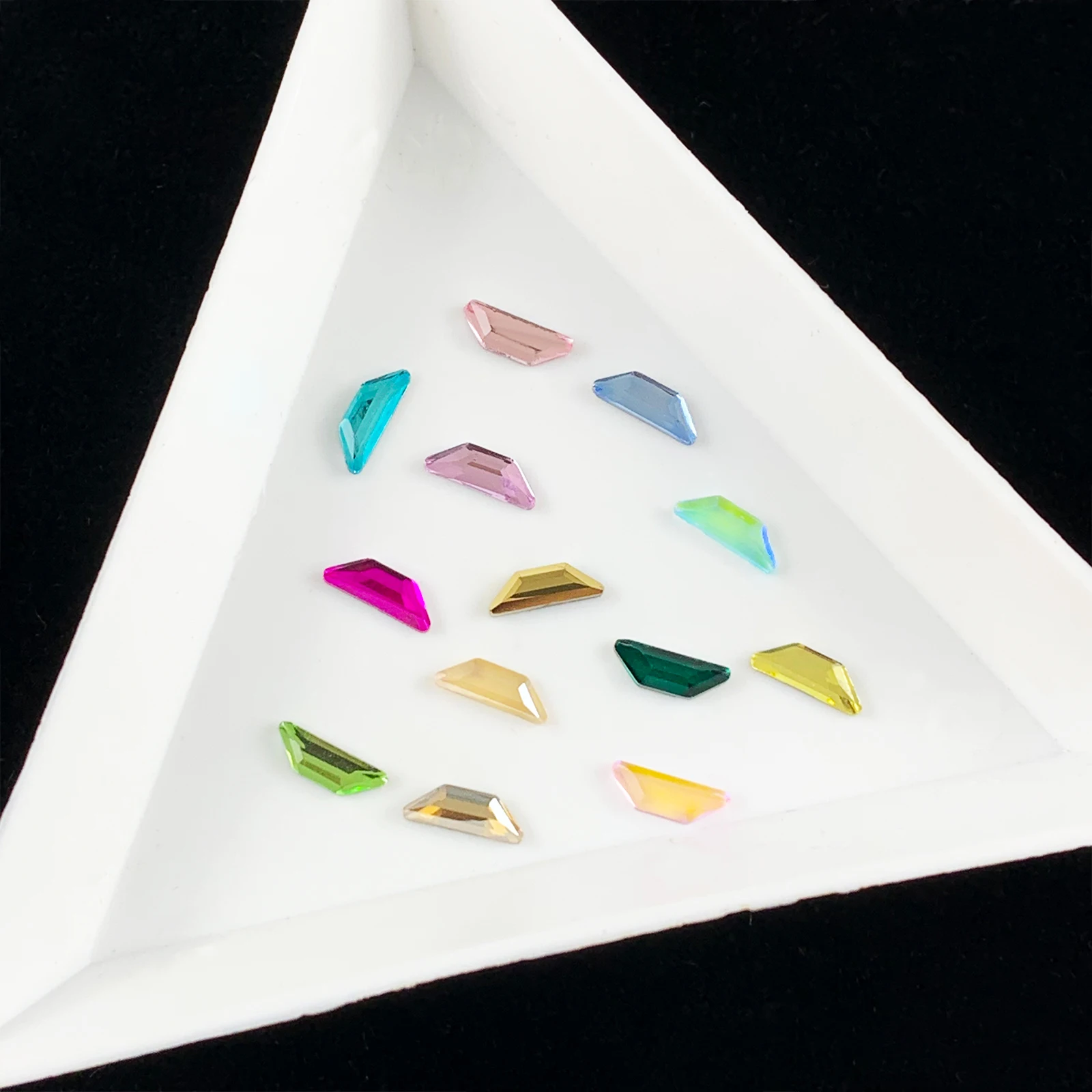 Купи 100pcs Small Boat Nail Art Rhinestone Flat Bottom Strass Glass Material 2x6mm 3D Nail Art DIY Decorations за 449 рублей в магазине AliExpress