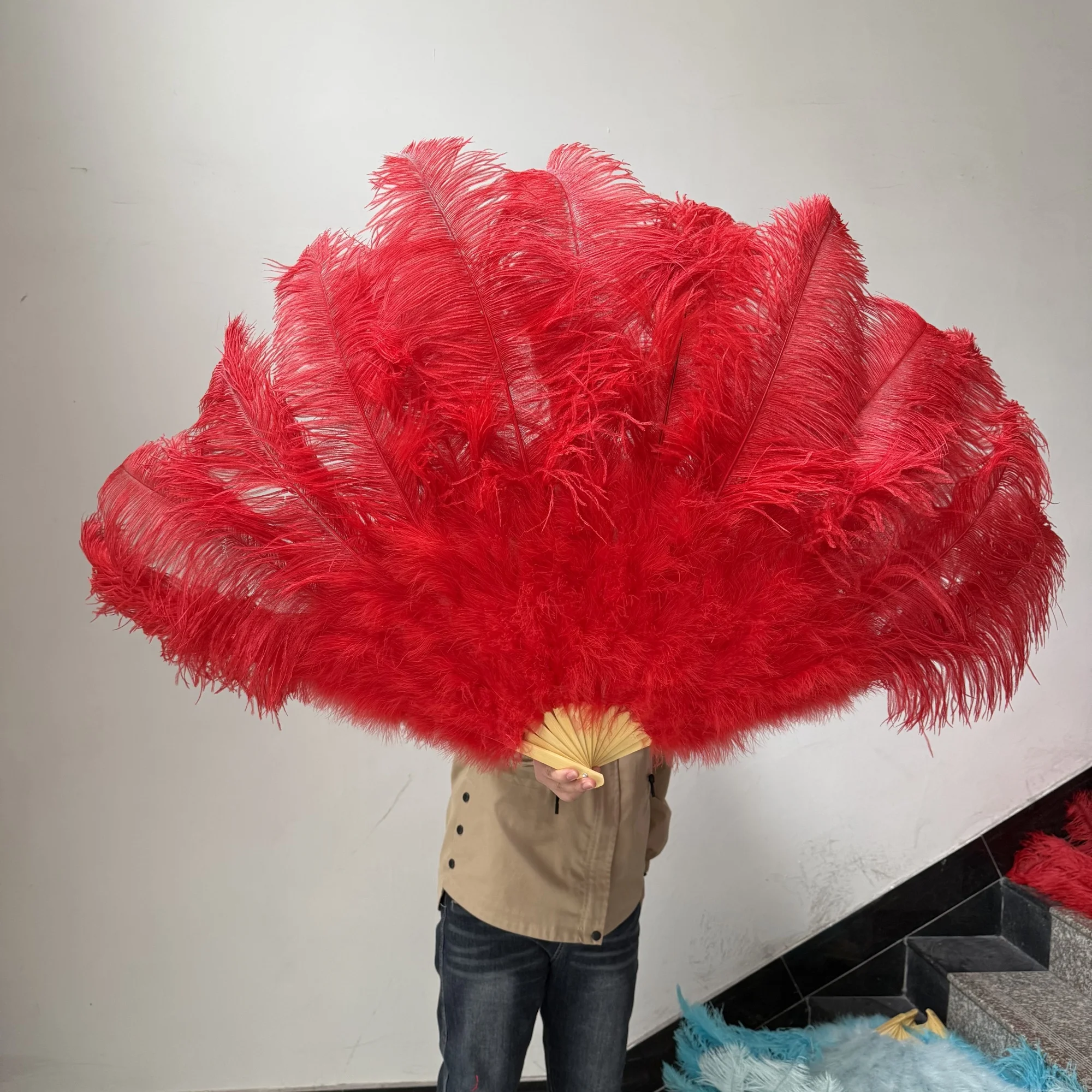 

Кожаные розовые веера с перьями страуса