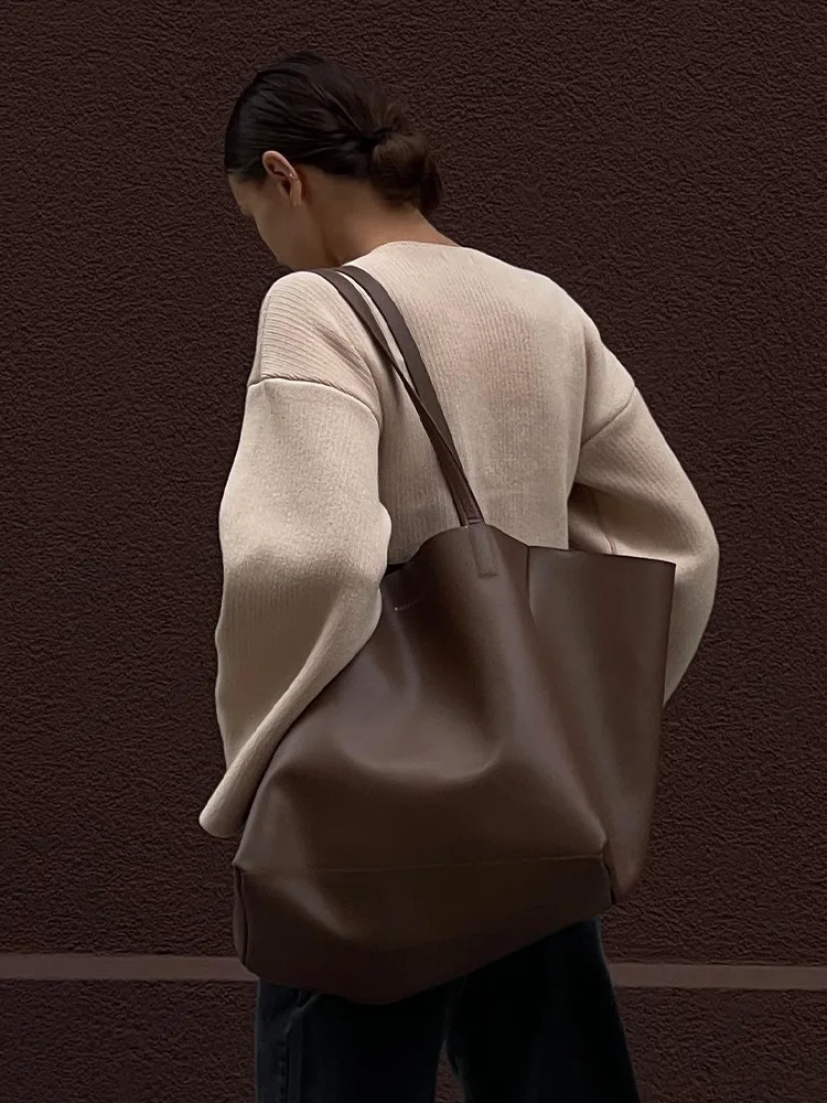 Рисунок 4 - Женский вязаный кардиган с V-образным