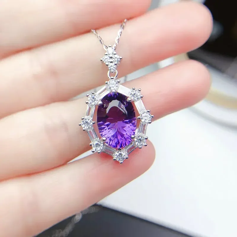 Женское колье из серебра 925 пробы с искусственным камнем