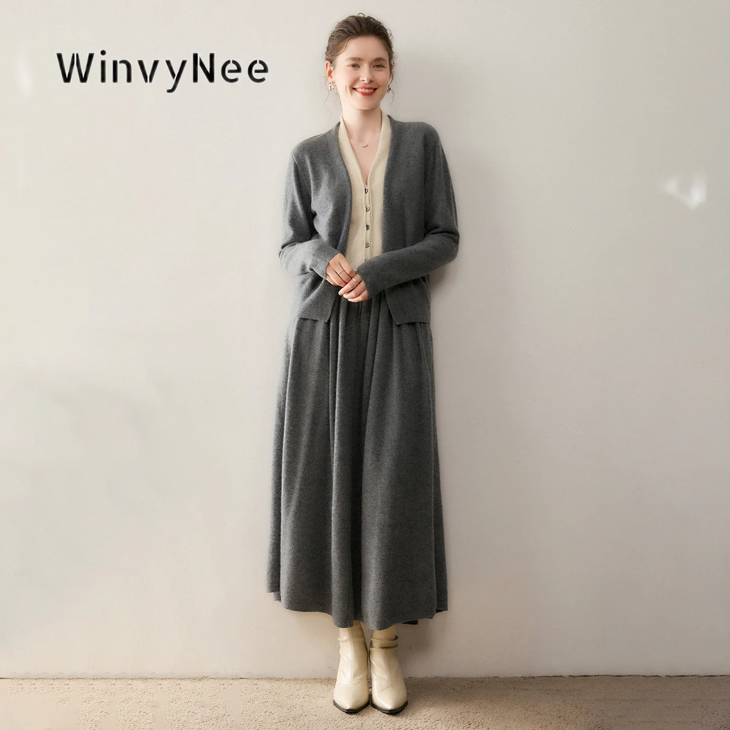 Фото Женский комплект WinvyNee: кардиган с V-образным вырезом и имитацией двух предметов одежды, макси-юбка, теплый, из мягкой шерстяной пряжи, минималистичный, для осени и зимы, вязаный, модель F1654055. №5