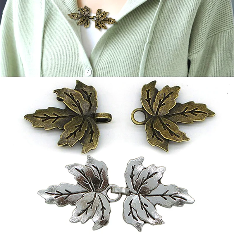 

Women Maple Leaf Brooch Shawl Pin Cardigan Sweater Scarf Clip Button Clothes Accessory Anti Glare Windbreaker Brooch Buckle
