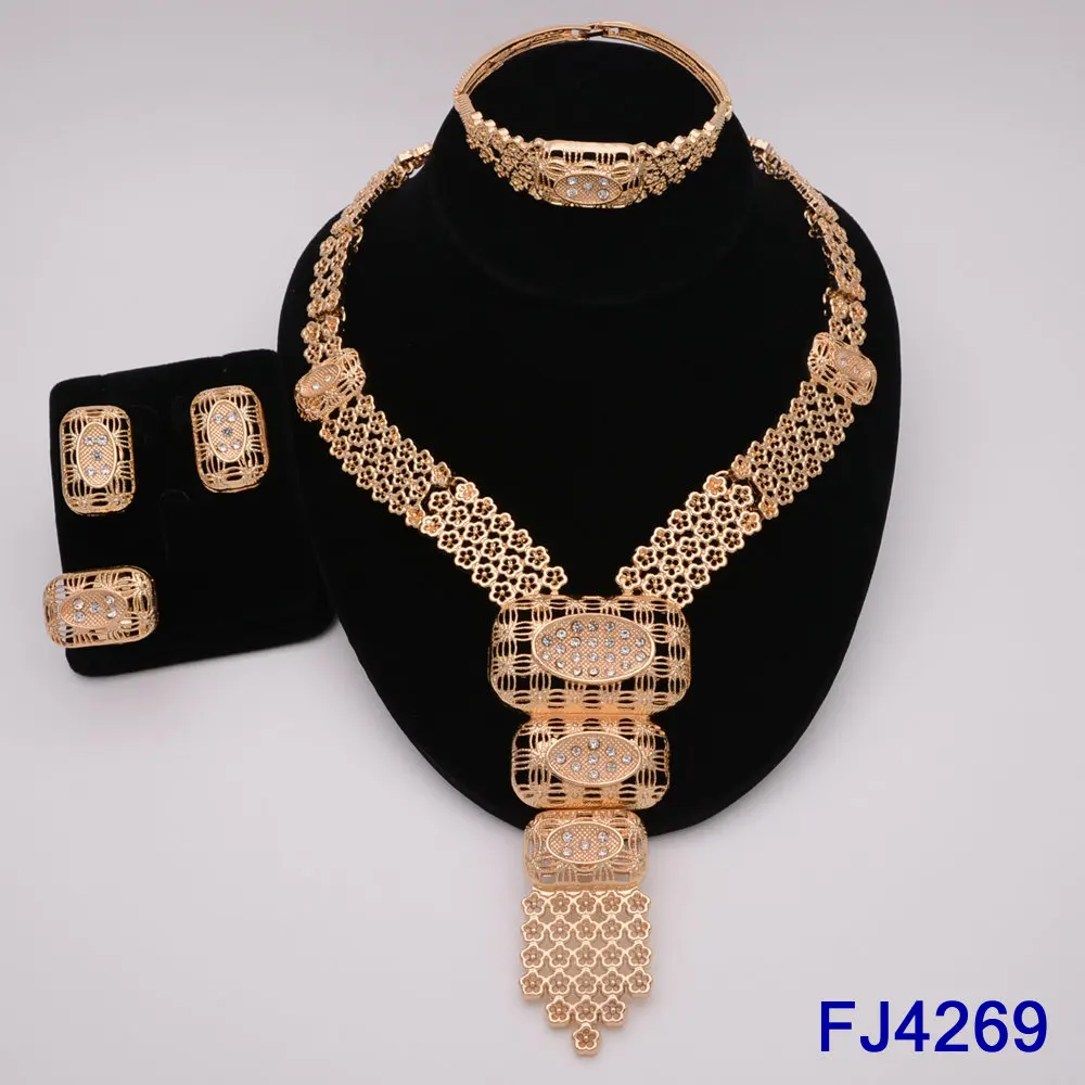 

Комплект ювелирных изделий из колье и серёг, с кристаллами