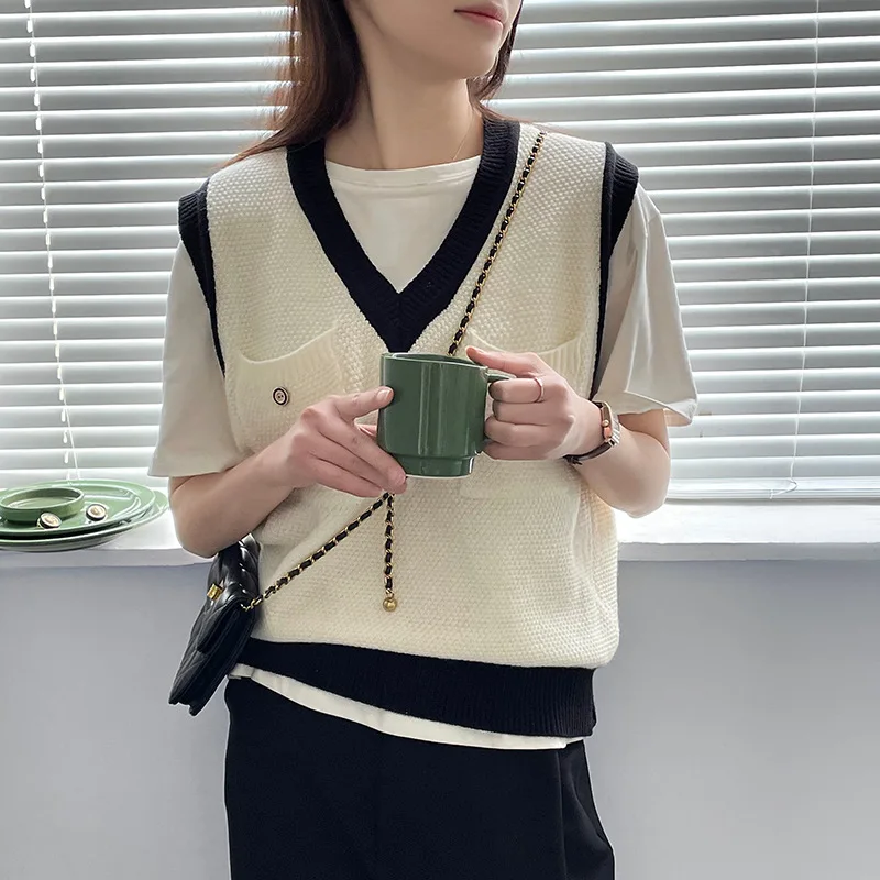 

Retro V-neck Design Contrast Color Knitted Waistcoat Women's 2022 Spring Sleeveless Sweater Vest for Women
