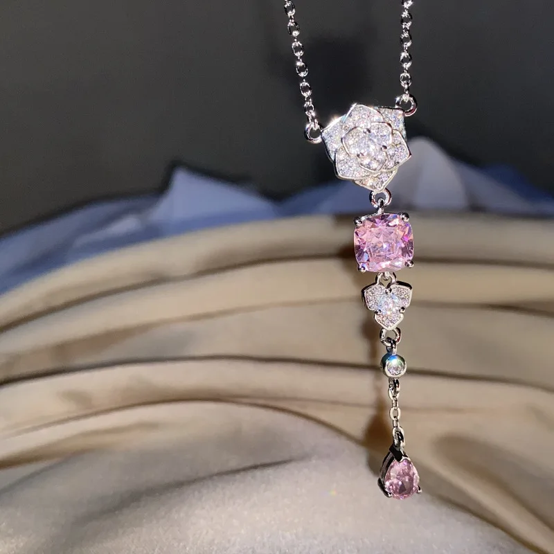 

Женский кулон Стразы с камелией, 5 А