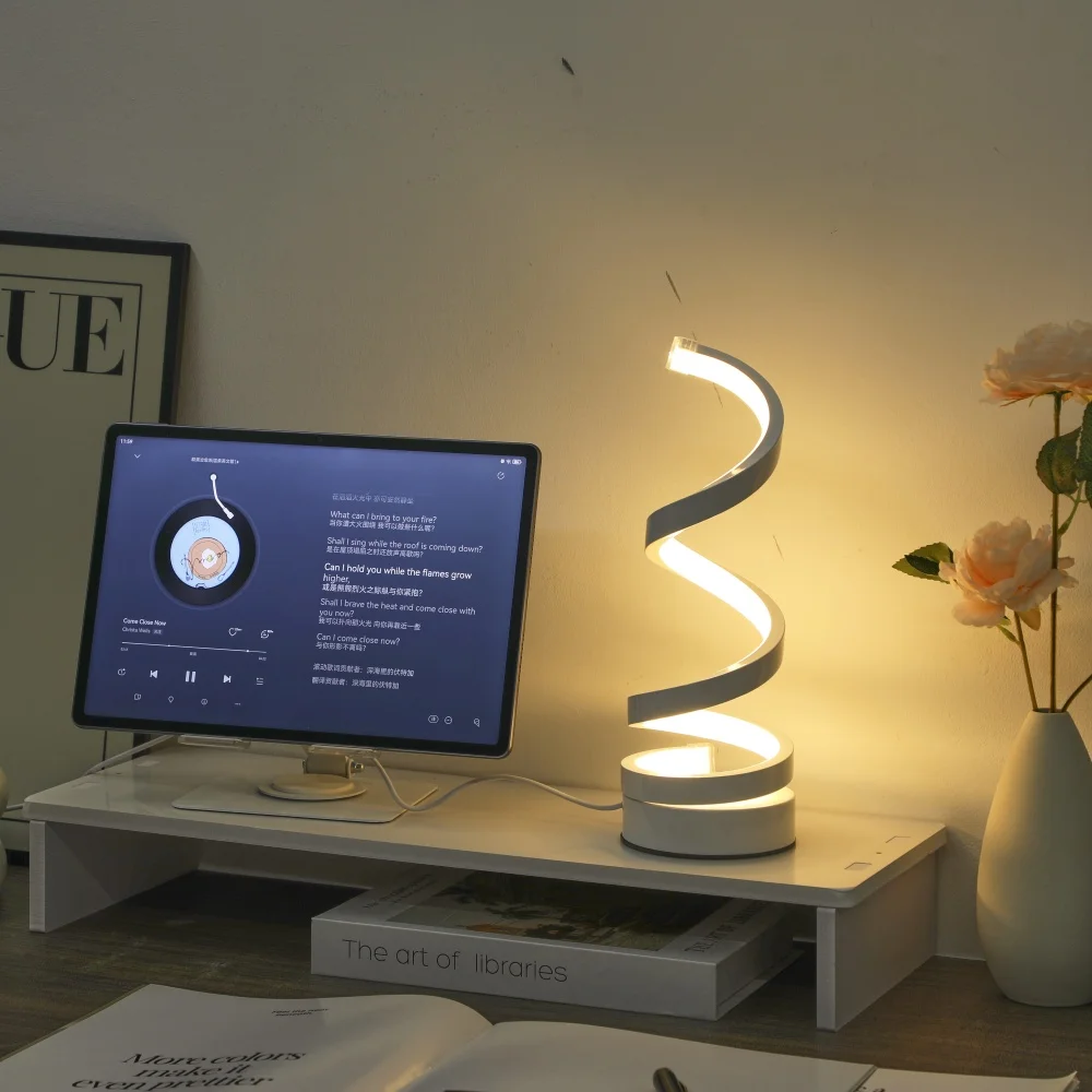 Фото Современная элегантная белая спиральная настольная лампа с питанием от USB с трехцветным затемнением, подходит для различных типов комнат. №2
