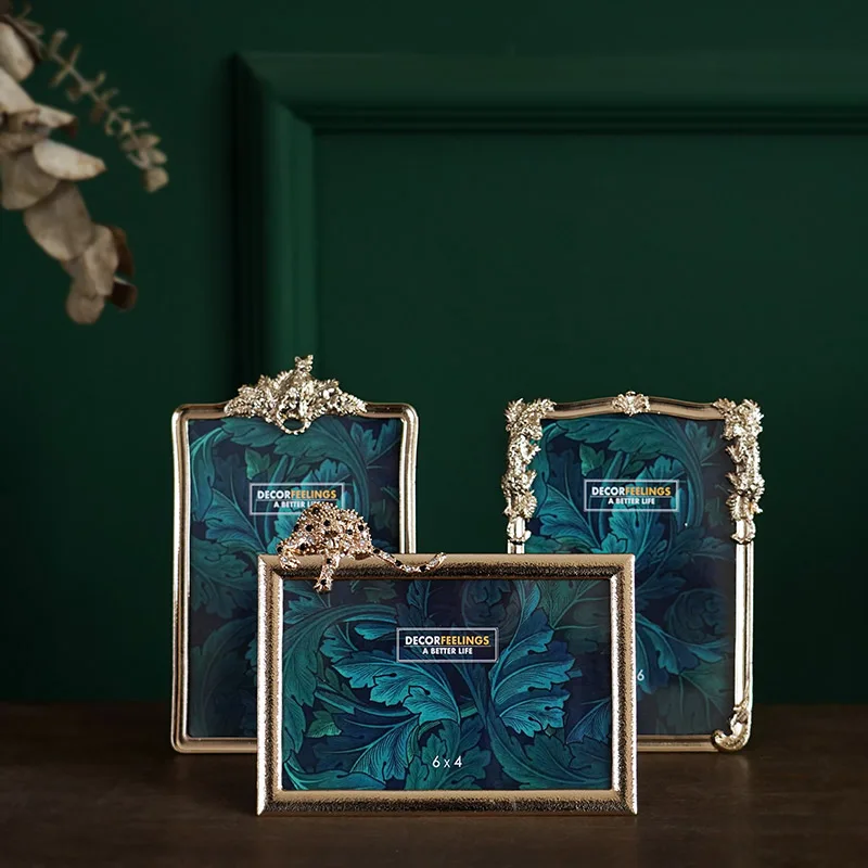 Металлическая фоторамка в форме золотого леопарда скандинавском стиле