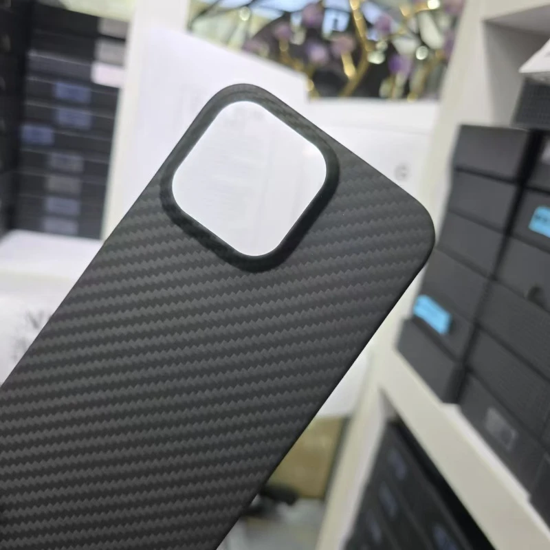 Фото Ультратонкий чехол из настоящего карбона для iPhone 16/16 Plus/16 Pro/16 Pro Max, задняя крышка из арамидного волокна, защита от истирания и ударов №4