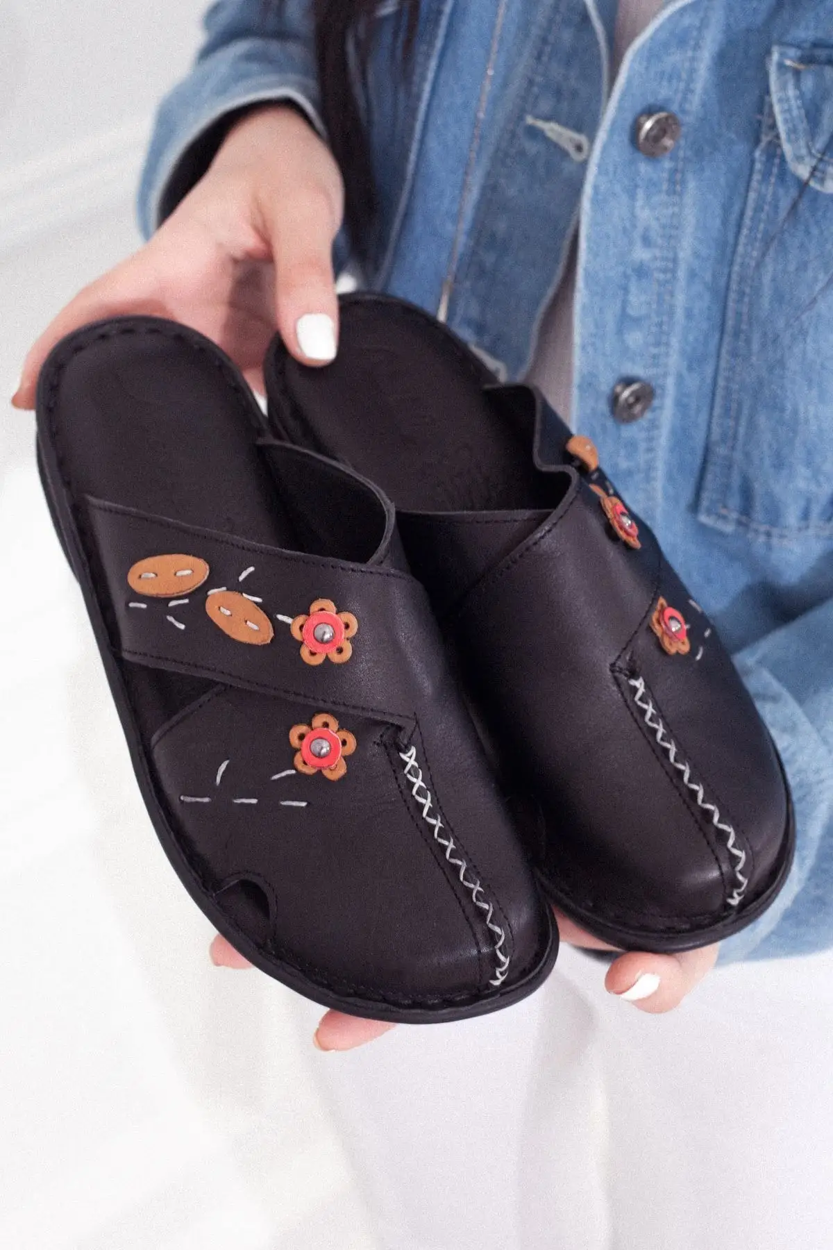 

Black Flower Detail Velcro Genuine Leather Female Slippers • A202ytar0026