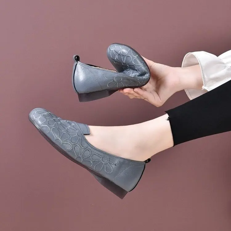 

Fashion Wide-soled Women's Shoes Light Casual Soft Low Women's Slip-on Loafers Ladies Flat Shoes Embroidered Mother Shoes New