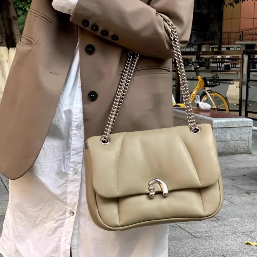 

2023 Fall Winter New Underarm Bag Women Metal Chain Solid Luxury Sheepskin Totes Purse Commuter Eleagnt Bolsos Mujer Clutches