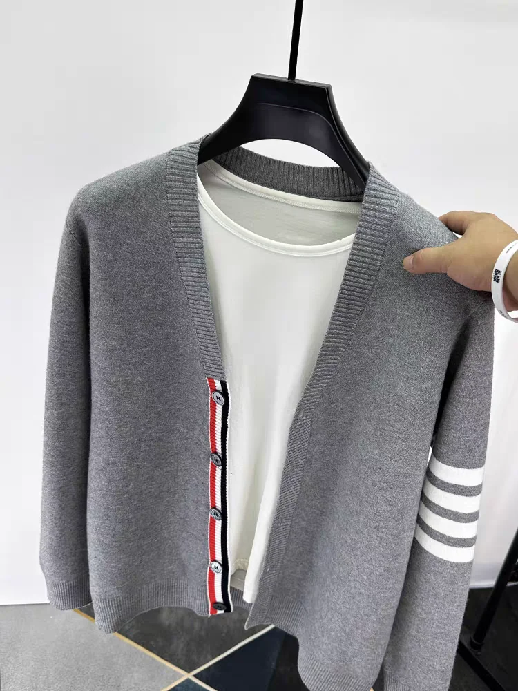 Вязаный мужской кардиган с v-образным вырезом