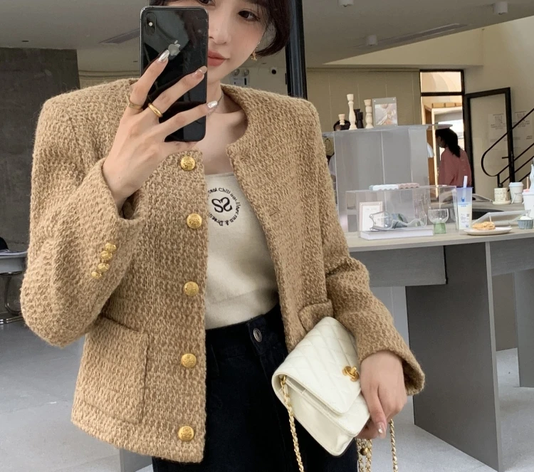 Молодой и красивой стеганой изящной верхней одежды цвета хаки в стиле вестерн 2023