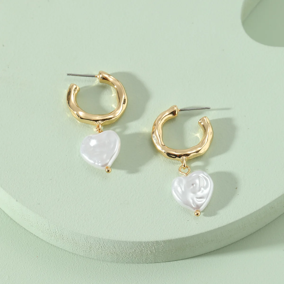 

INS Popular Hammered Metal Circle White Imitation Pearl Earrings For Women Charm Hoop Earrings