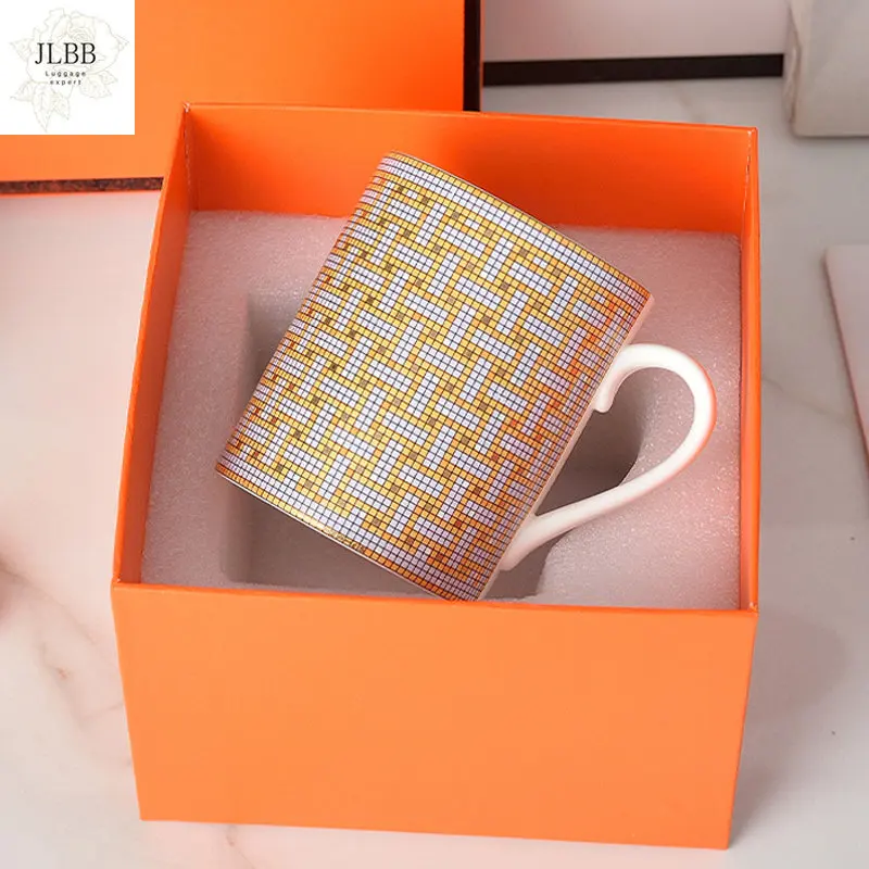 

Классическая кофейная кружка в европейском стиле из костяного фарфора, чашки для кофе, чая, молока, кружка с золотой ручкой для дома и офиса, ...