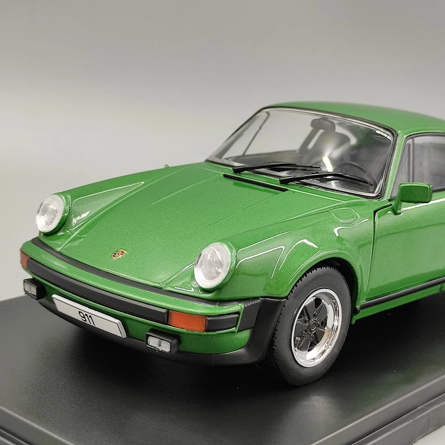 Фото WHITEBOX Масштаб 1:24, литая модель Porsche 911 Turbo 930 из сплава, классические игрушечные автомобили, ностальгия, подарки для взрослых, сувенир, статичная модель для демонстрации. №2