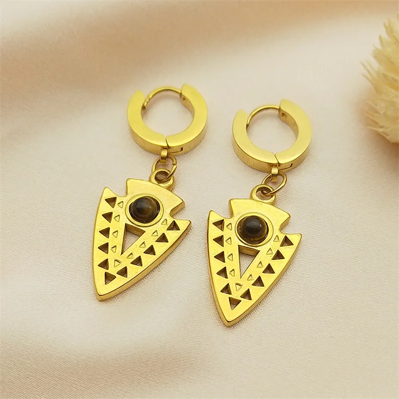 Круглые серьги-обнимашки из нержавеющей стали с тигровым глазом и стрелкой