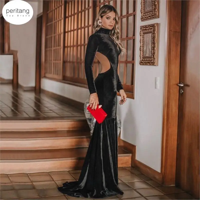 

Женское длинное платье с высоким воротником и открытой спиной