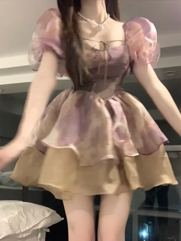 Платье в французском стиле с пышными рукавами и поясом