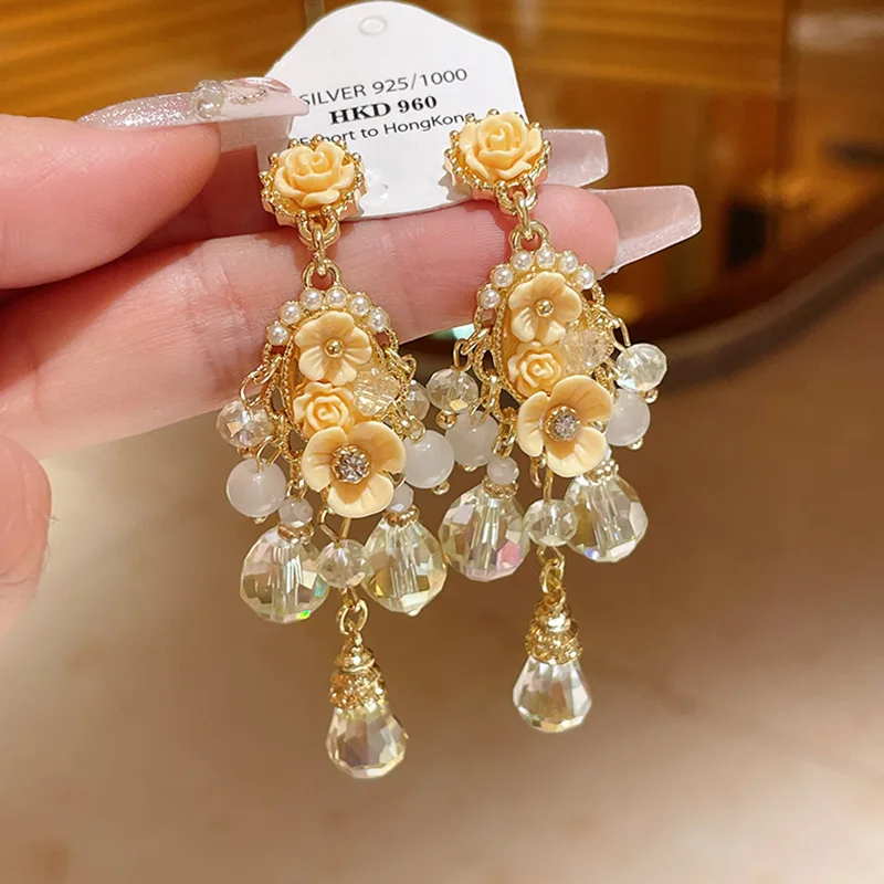 Цветок с жемчугом и кристаллами серьги