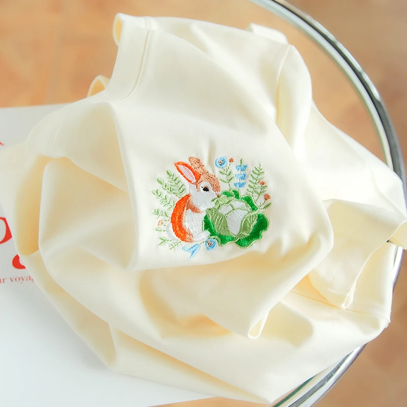 Свободная женская футболка с милой вышивкой кролика новинка весны и лета 2025 года