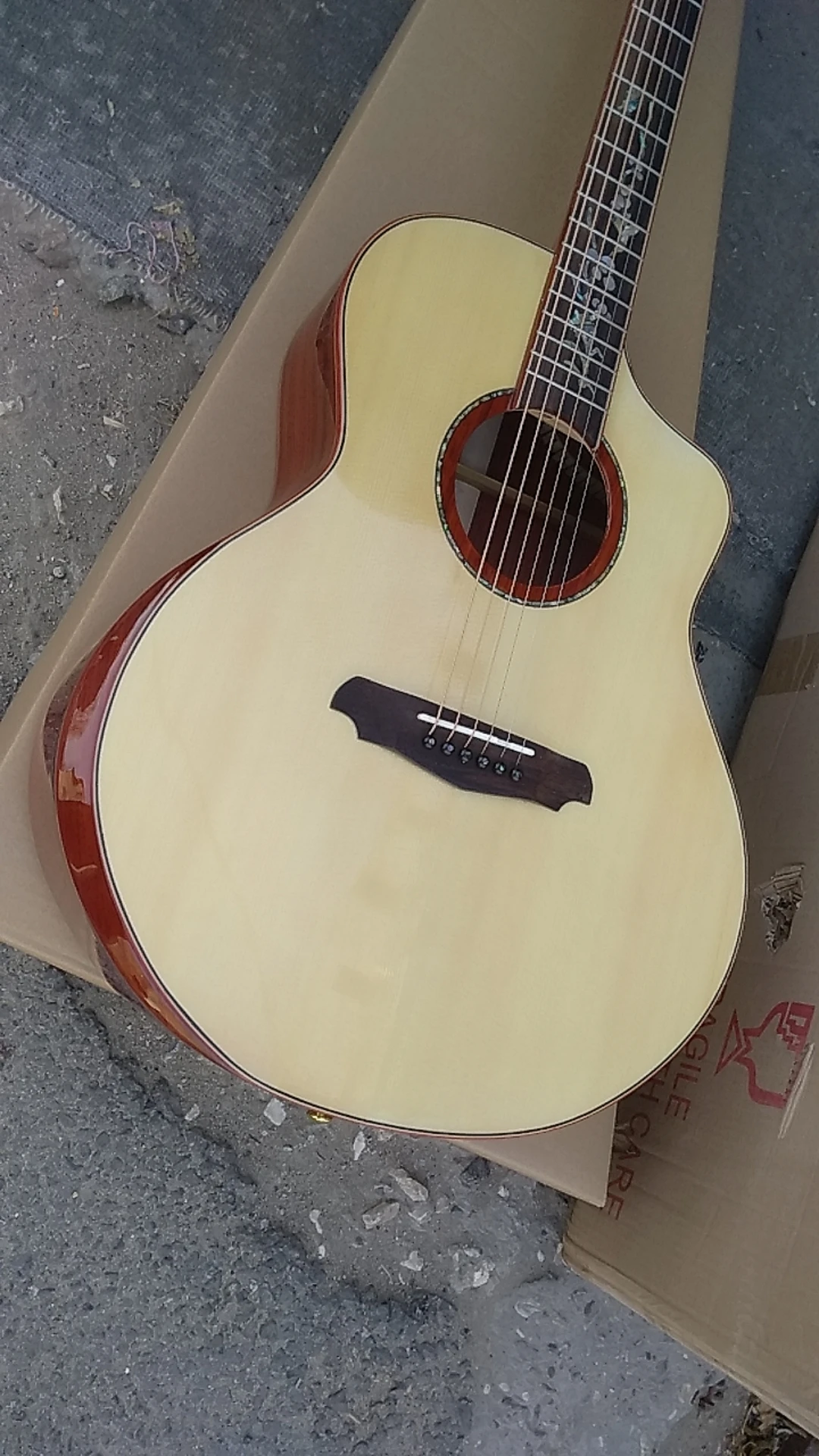 Бесплатная доставка цельная древесина одинарный вырез акустическая гитара