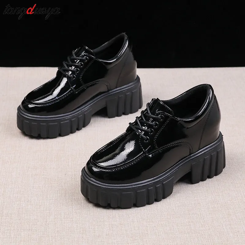 Туфли-оксфорды женские из лакированной кожи на платформе осень 2024