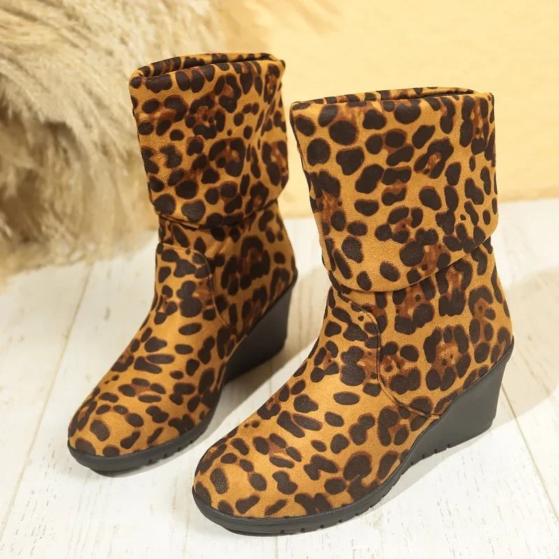 Женские замшевые ботинки с леопардовым принтом на высоком каблуке
