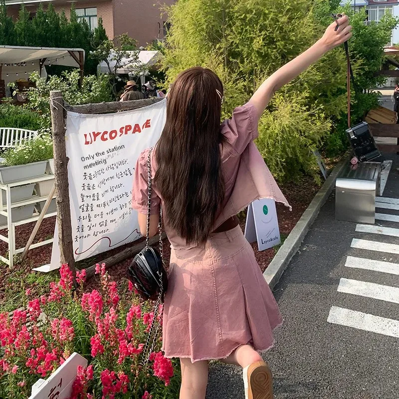 Укороченный джинсовый топ средней длины юбка трапециевидной формы с высокой