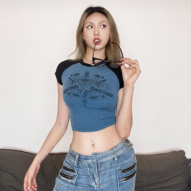 

Женская футболка с коротким рукавом, завышенной талией и графическим принтом