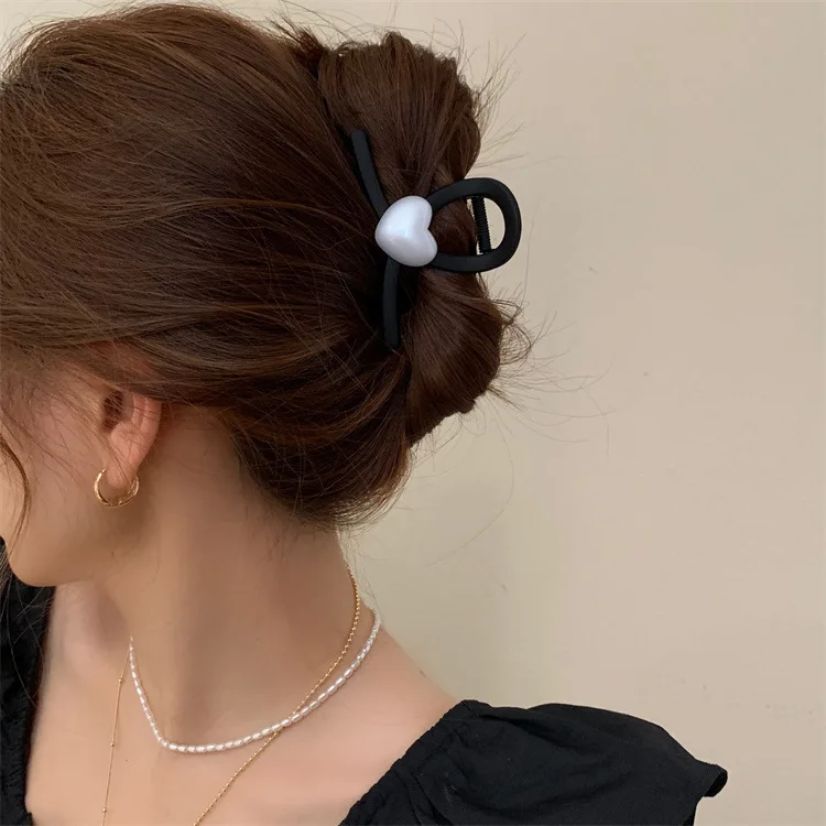 

2023 Black Shark Clip Pearl Hair Clips for Women Girls Hair Claw Chic Barrettes Claw Crab Hairpins Y2K Fashion Hair Accessories