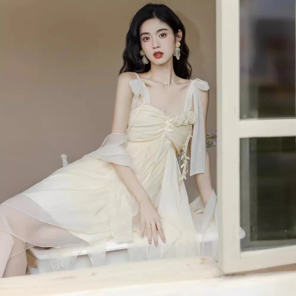 Женское платье с оборками по краям белое на бретельках длинной юбкой для отдыха