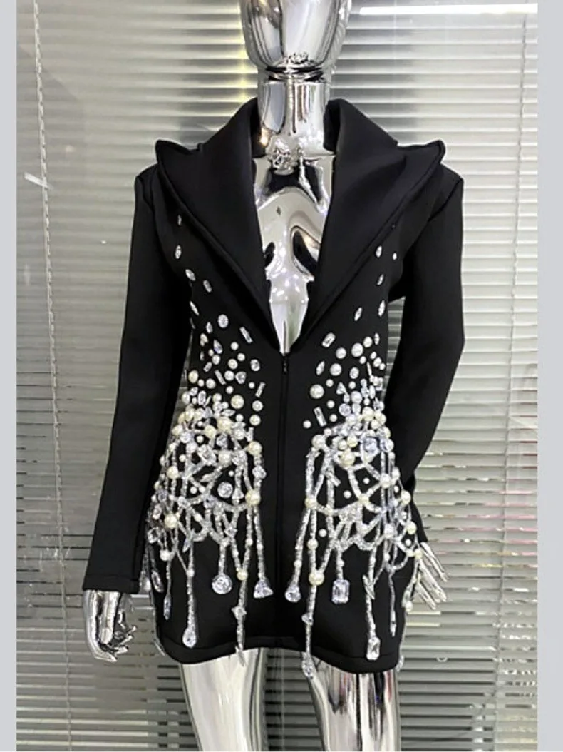 Женский черный костюм с жемчужинами и бриллиантами