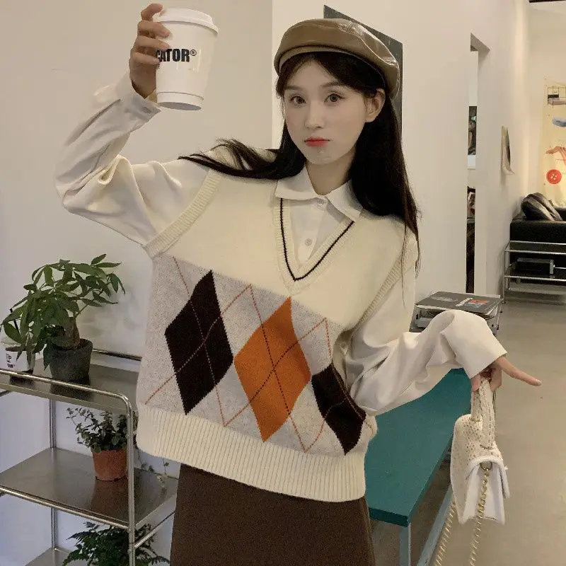 Женский классический свитер в стиле преппи с узором ромбиками