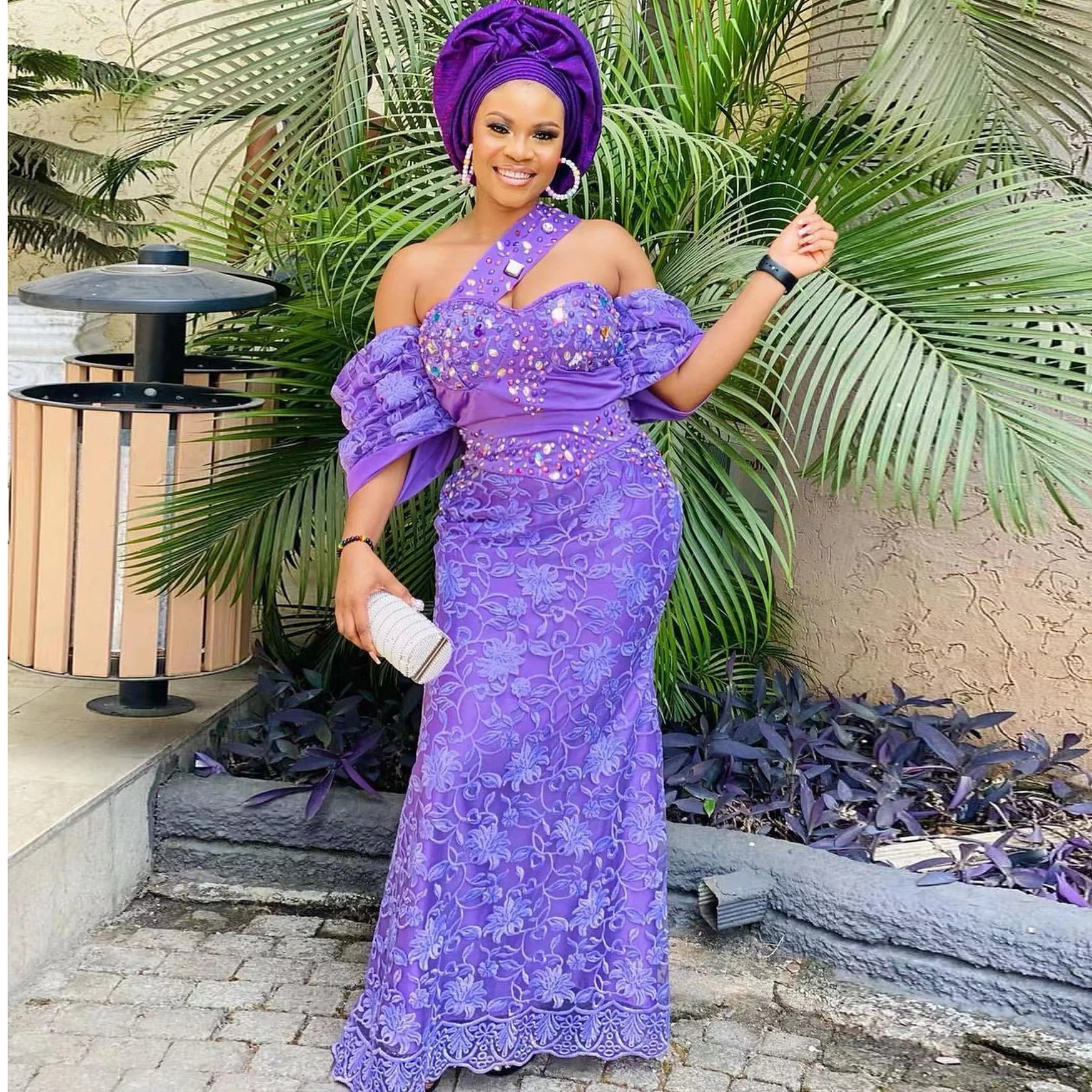 

New Aso Ebi Purple Prom Dresses 2022 African Satin Beading Crystal Appliques Sleeveless Strapless Brithday Party Evening Dress