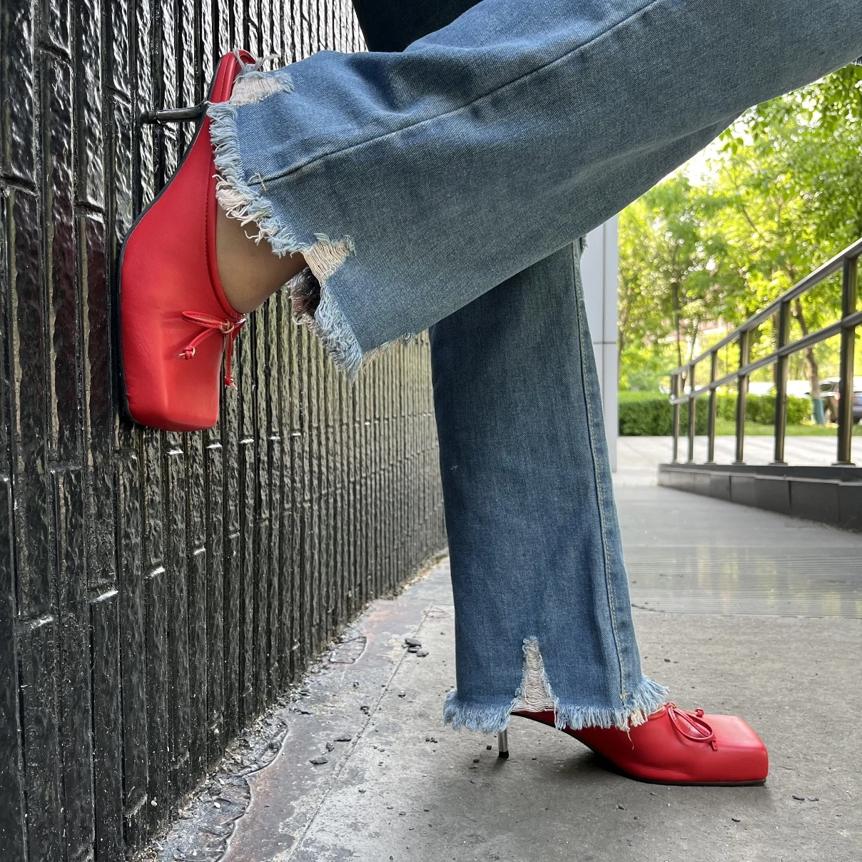 Туфли-лодочки из натуральной кожи на тонком металлическом каблуке с квадратным