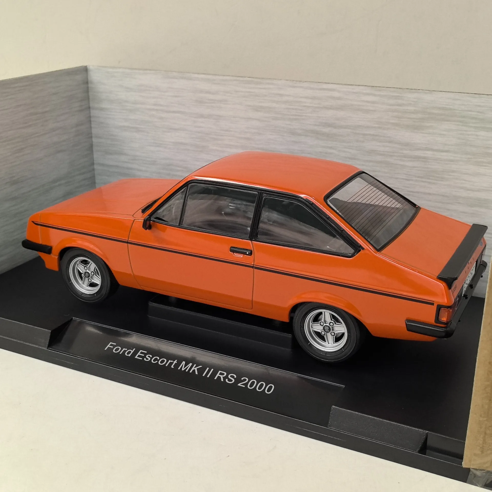 Фото Модель автомобиля FORD ESCORT MKII RS 2000 O2 из литого металла, масштаб 1/18. №5
