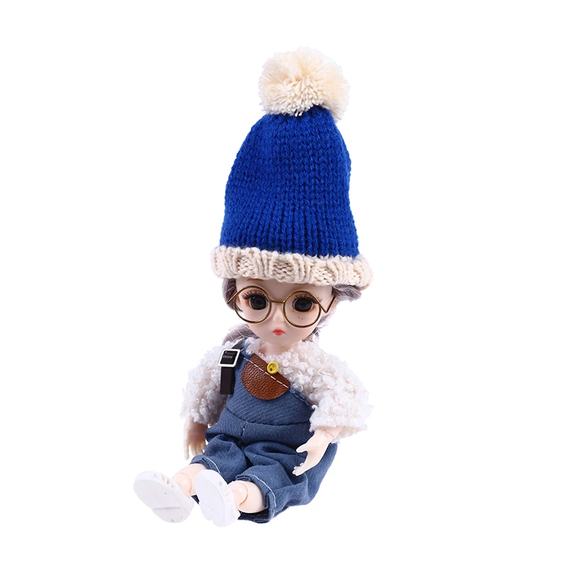 

1pc 1/6 Dollhouse Miniature Fashion Knitted Beanie Hat Cap With Hairball Doll House Decoration Dolls Accessory 5.5cm*8.5cm