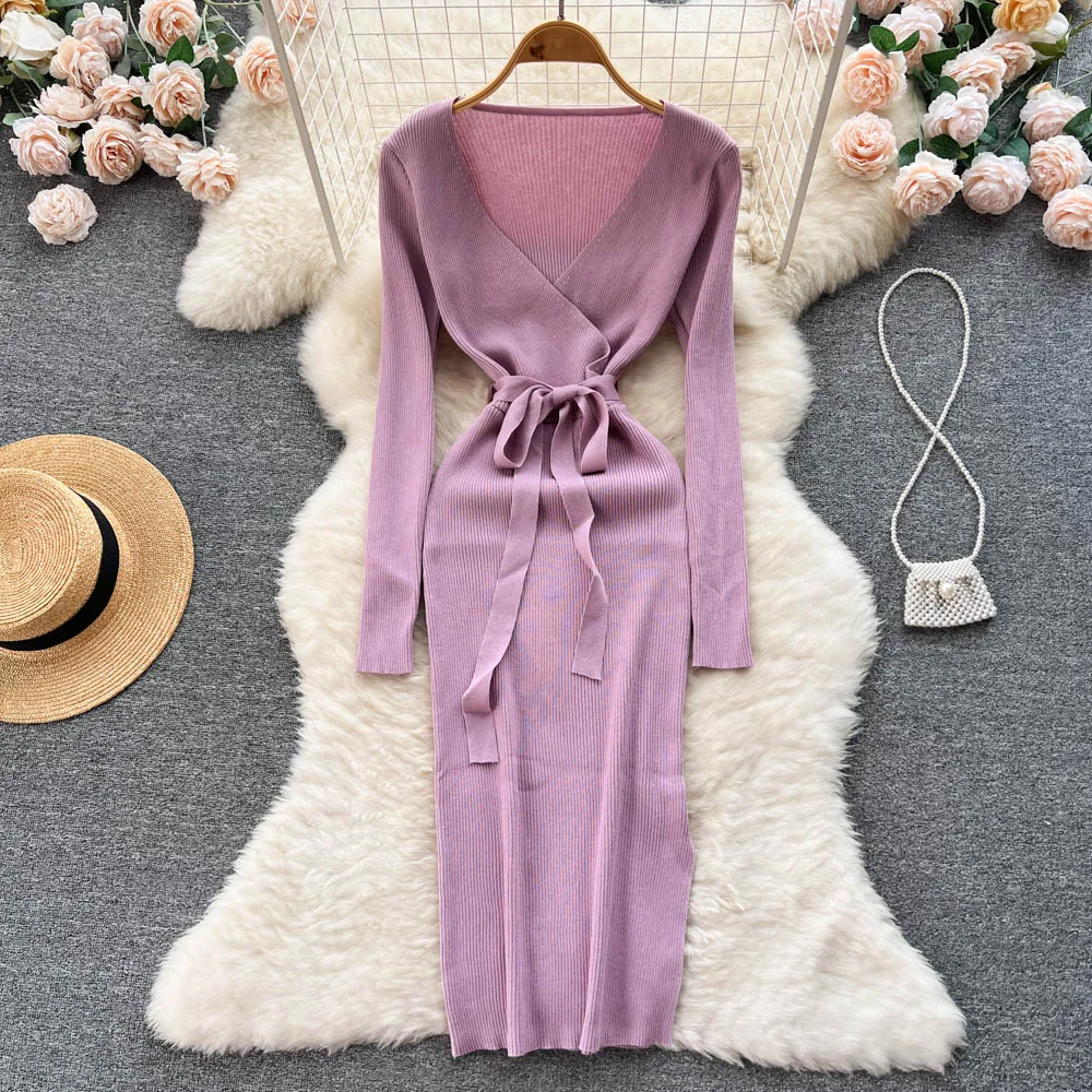 

Женское трикотажное платье-карандаш с V-образным вырезом