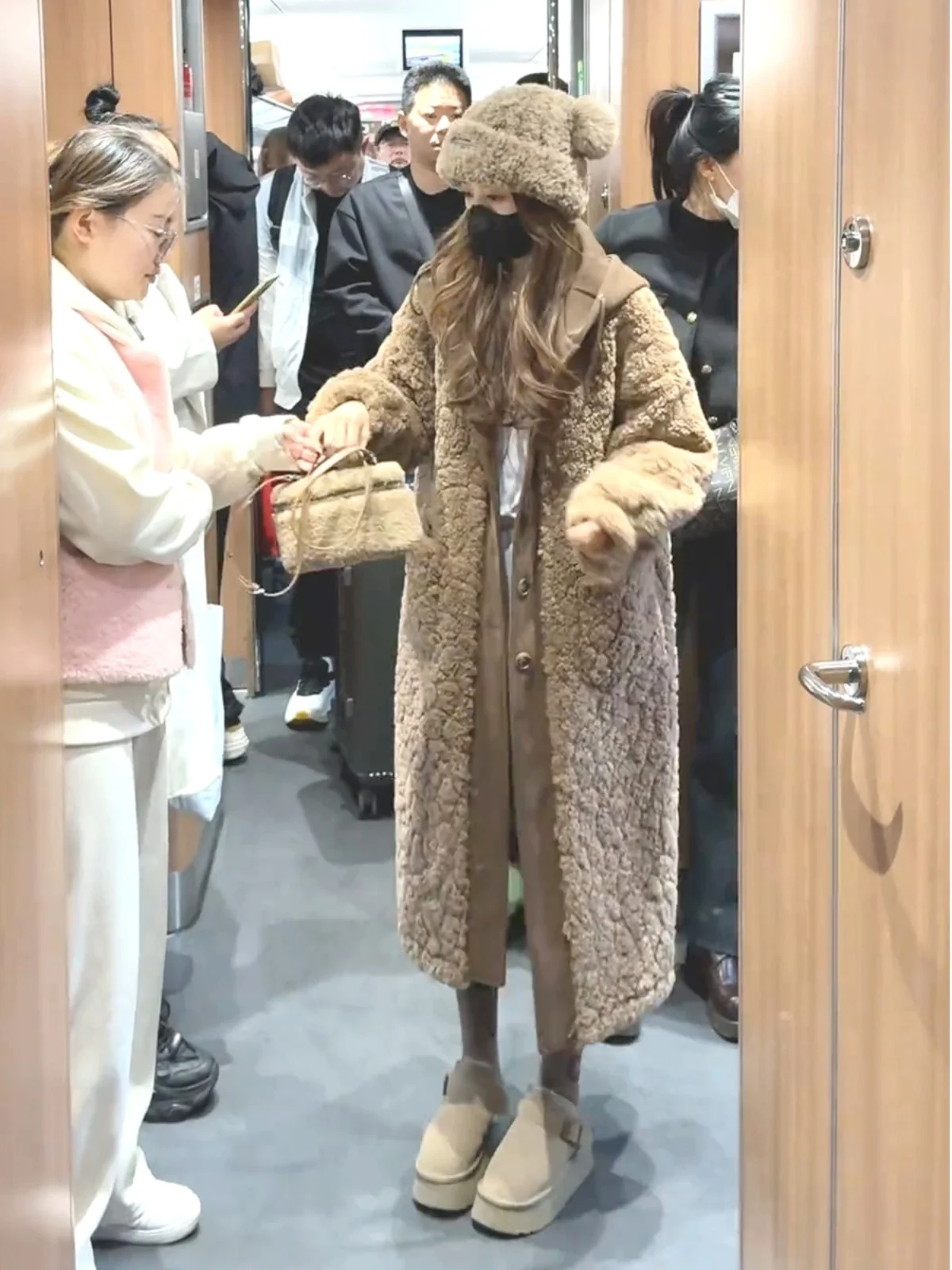 Популярная в этом году искусственная меховая верхняя одежда из двух предметов с