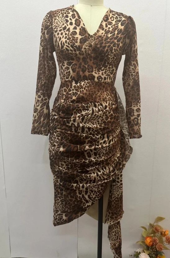 Женское облегающее платье в городском стиле обтягивающее летнее с V-образным