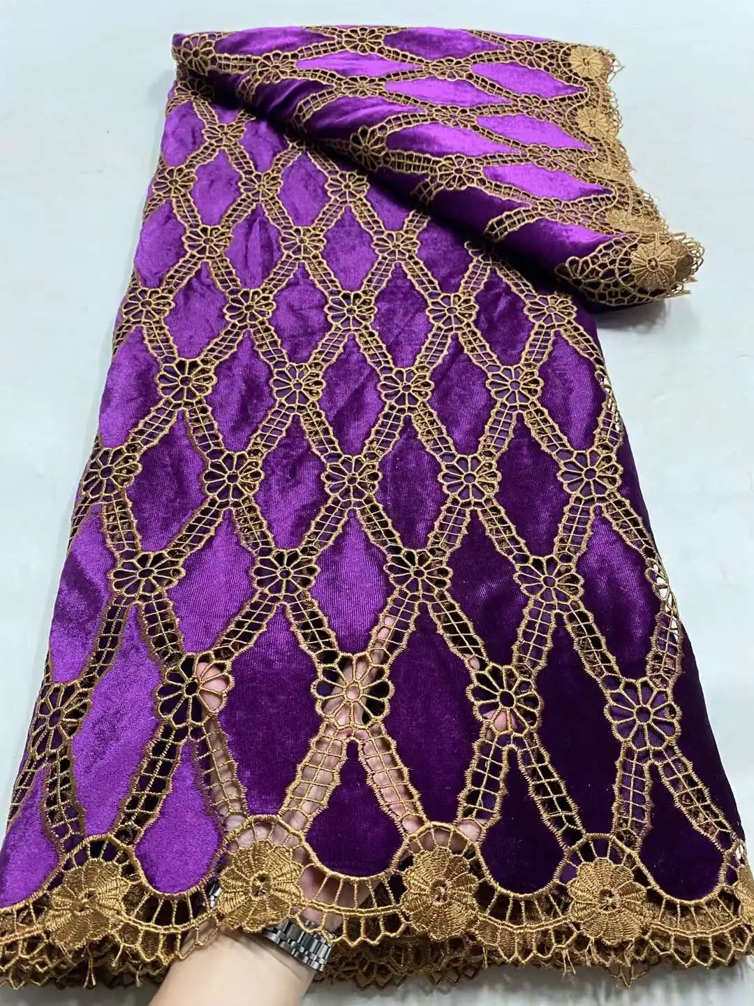 Новейшая сухая хлопчатобумажная кружевная ткань с золотыми кристаллами 2024