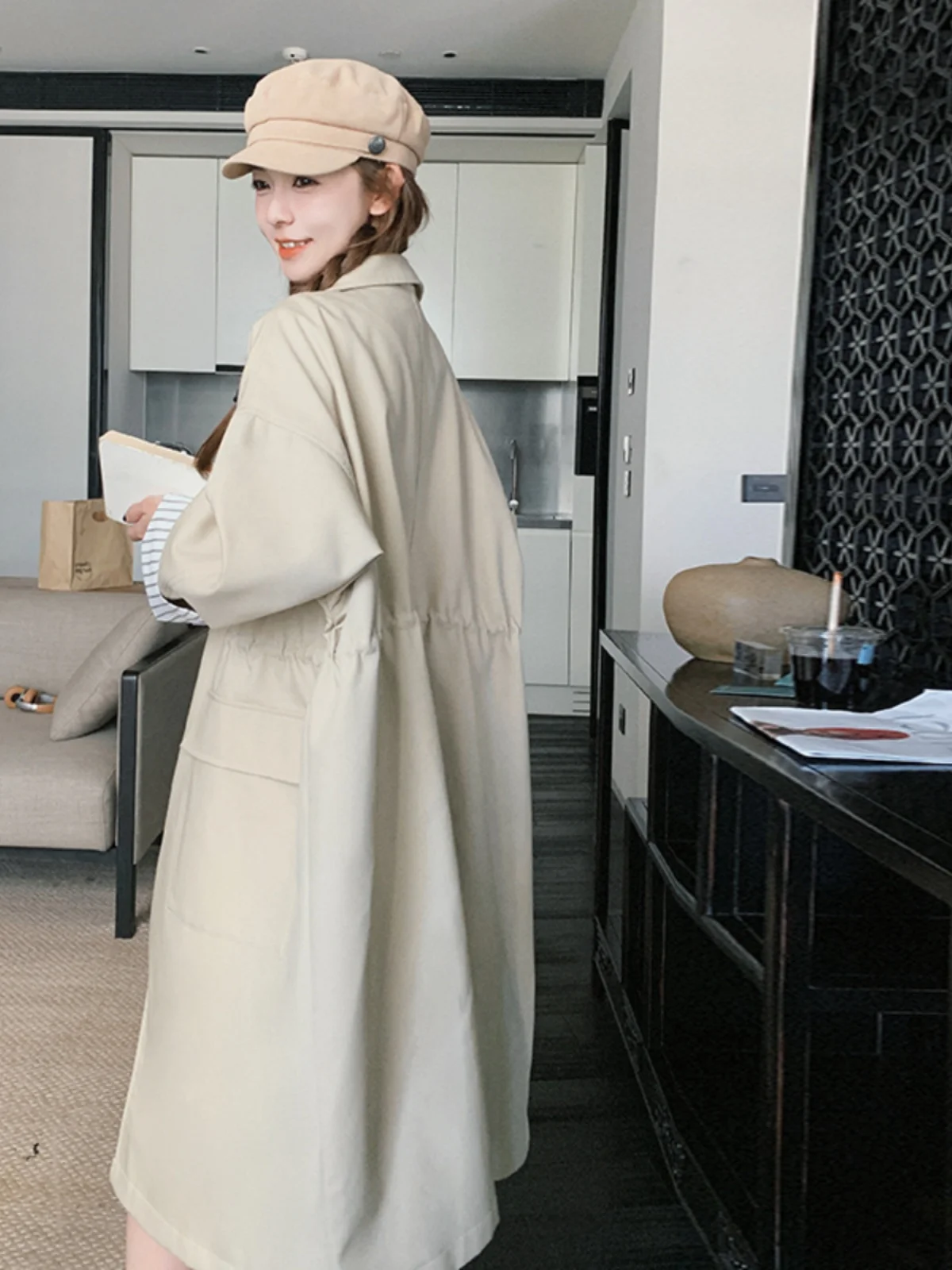 Популярный в этом году плащ цвета хаки. Верхняя одежда для женщин средней длины.