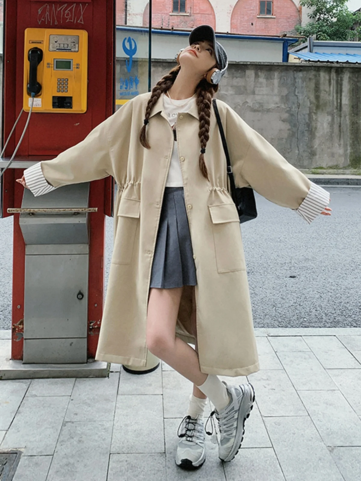 Популярный в этом году плащ цвета хаки. Верхняя одежда для женщин средней длины.