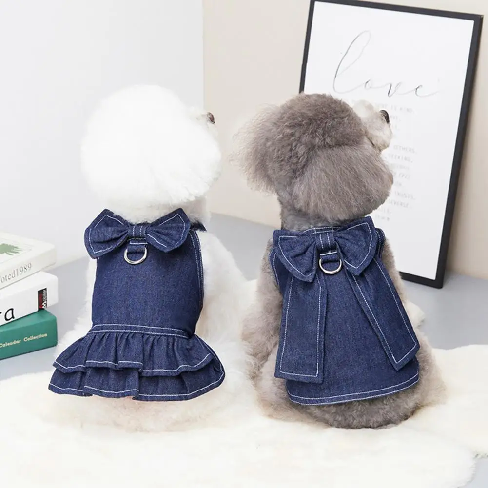 С модным платьем для собак "with Tow Ring Functional Denim Fashion Bowknot Pet T-shirt Compact Dog Dress Adorable for Puppy on" (компактное платье для собак с функциональным кольцом для поводка и модным бантом).