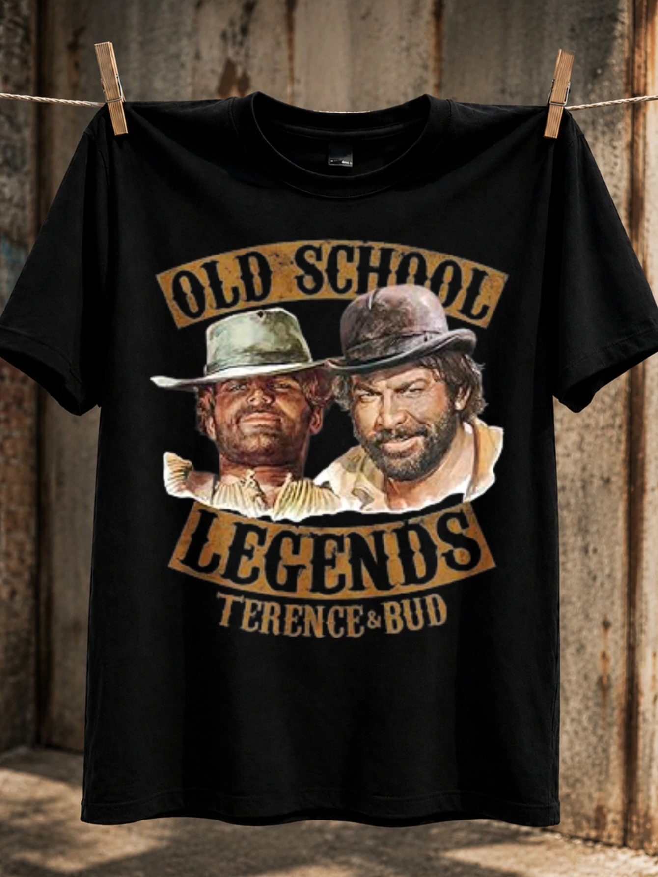 Фото Винтажный портрет дуэта в стиле вестерн Old School Legends с коричневой надписью на баннере, классическая футболка в стиле ретро-фильма, унисекс, универсальная футболка.