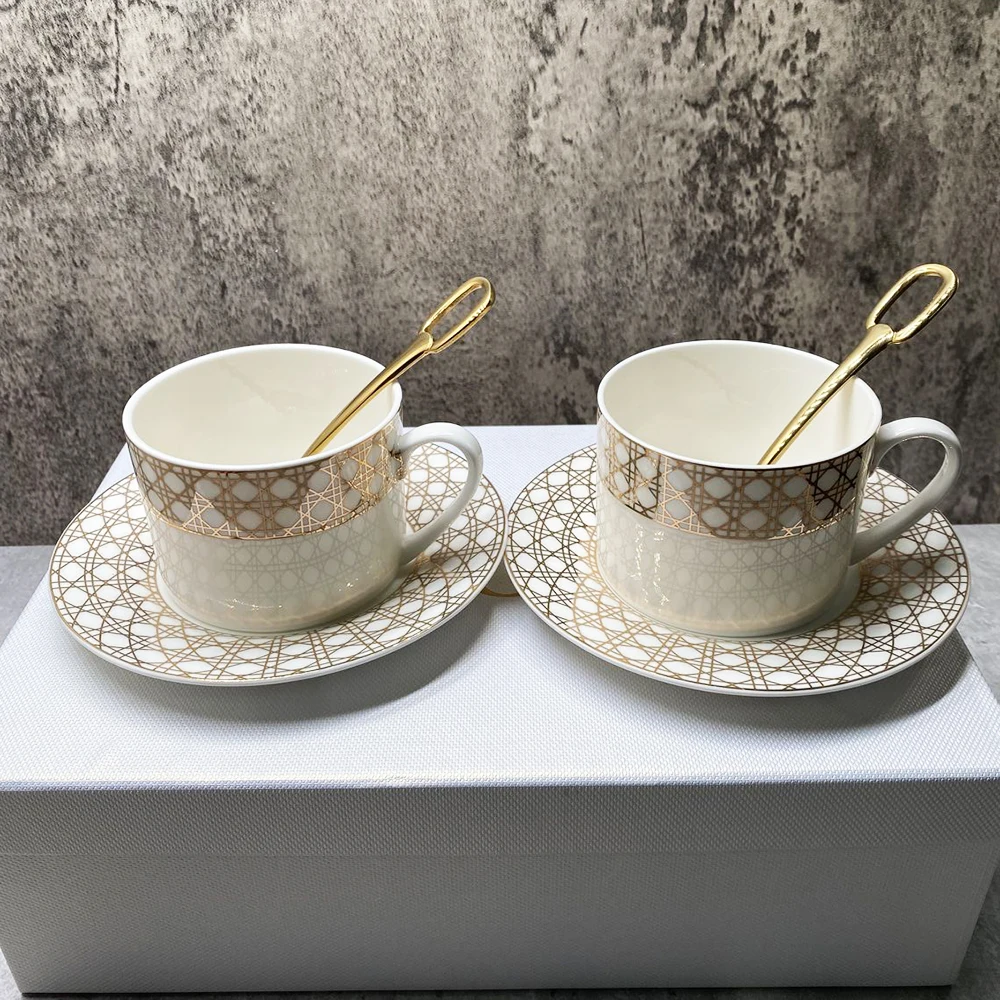 

Кружка для кофе в скандинавском стиле с золотой линией, кружка из костяного фарфора для молока, посуда для кухни, офиса, посуда для напитков, индивидуальная чайная чашка, блюдце, подарок для девушки