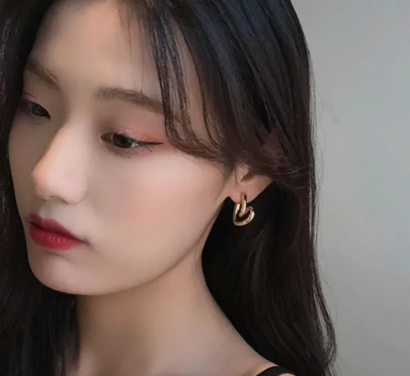 

Индивидуальные стильные креативные металлические серьги холодного ветра, серьги с узлом любви, темпераментные серьги Джокер, свадебные по...