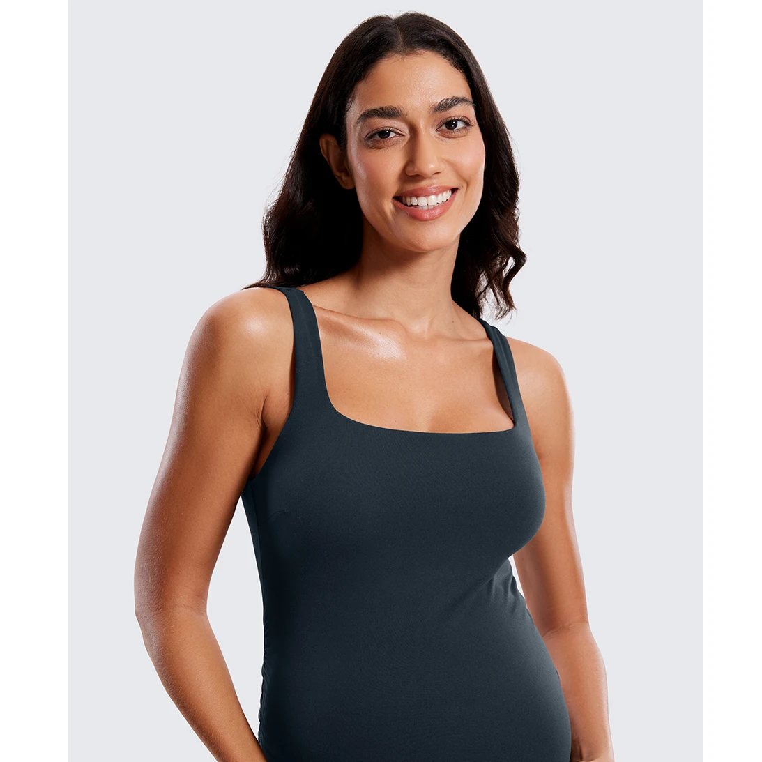 Женское платье для беременных с разрезом и рюшами без рукавов